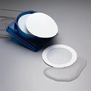 Membrana con borde hidrófobo, borde externo 6 mm, poro 0,45 µm, diámetro 47 mm, color blanco, superficie lisa, estéril.10 sobres resellables que contienen 10 filtros y 10 cartones, requiere esterilización en autoclave